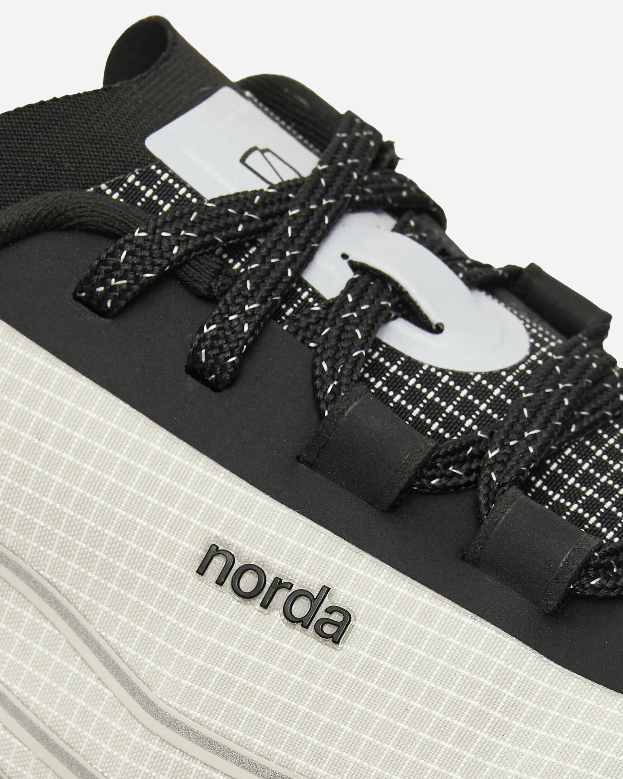002 Sneakers Cinder